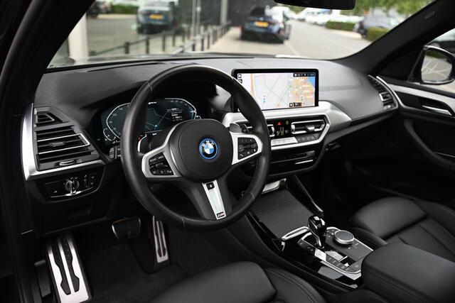 BMW X3 30e xDrive High Executive M Sport / Panoramadak / Trekhaak / Laserlight / Sportstoelen / Comfort Access / Head-Up / Stoelverwarming / BMW Live Cockpit Professional