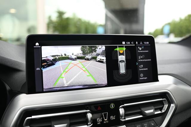 BMW X3 30e xDrive High Executive M Sport / Panoramadak / Trekhaak / Laserlight / Sportstoelen / Comfort Access / Head-Up / Stoelverwarming / BMW Live Cockpit Professional