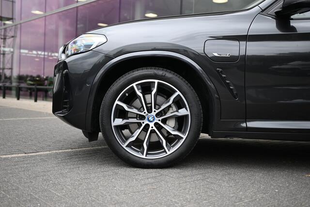 BMW X3 30e xDrive High Executive M Sport / Panoramadak / Trekhaak / Laserlight / Sportstoelen / Comfort Access / Head-Up / Stoelverwarming / BMW Live Cockpit Professional