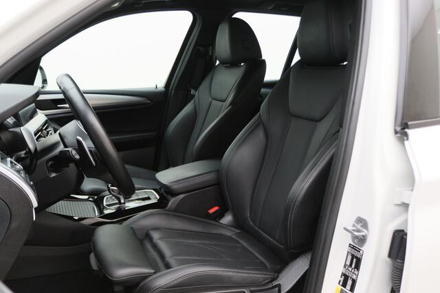 BMW X3 xDrive30e High Executive M-pakket Leer, Stoelverwarming, Camera, Cruise, Apple Carplay, LED, DAB, 19''