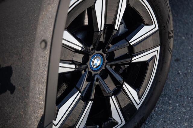 BMW X3 iX3 High Executive 80 kWh PANORAMADAK / CARPLAY / BRUIN LEER / NAVI