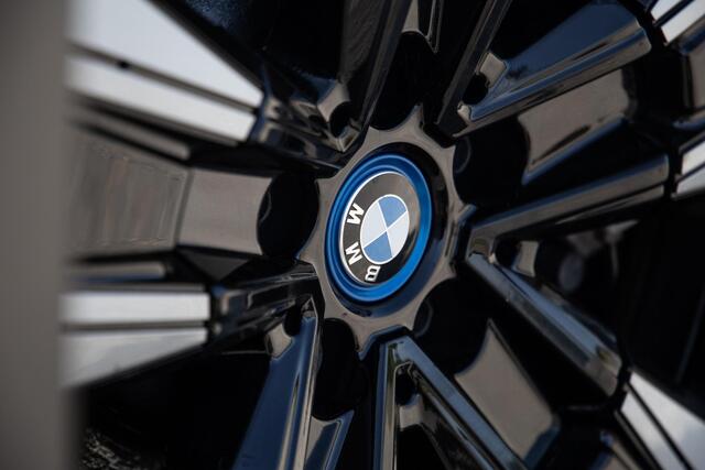 BMW X3 iX3 High Executive 80 kWh PANORAMADAK / CARPLAY / BRUIN LEER / NAVI