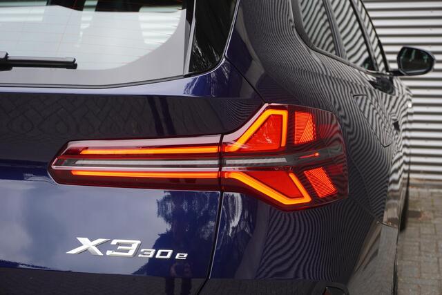 BMW X3 30e xDrive M Sportpakket Pro | Trekhaak met elektrisch wegklapbare kogel | Glazen panoramadak | Professional Pack | Comfort Pack
