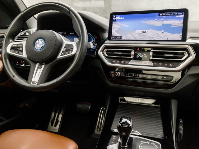 BMW X3 xDrive30e M Sport Individual 293Pk Automaat (PANORAMADAK, M PAKKET, GROOT NAVI, LASER KOPLAMPEN, MEMORY SEATS, STUUR/STOELVERWARMING, 360 CAMERA, HEAD-UP DISPLAY, TREKHAAK, GETINT GLAS, NIEUWSTAAT)