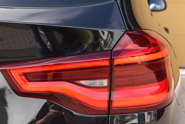 BMW X3 xDrive30i High Executive * Panoramadak * Trekhaak * Sportstoelen * Head-up * Camera *