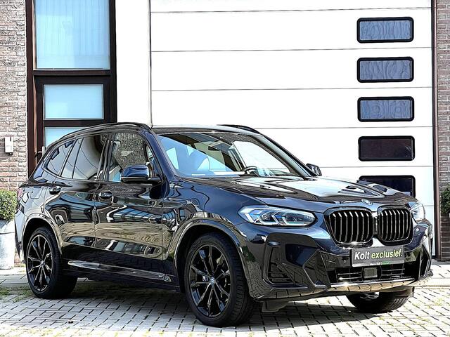BMW X3 xDrive30e M-Sport All Black Pack Turbo 293 PK / Panodak / Head Up / Apple CarPlay / Laser Led / Leder M-Sport Int M Blauw Stiksels / Navi / 20" M-Sport Velg / NW Prijs ¤ 86512,- / 1e Eigenaar!
