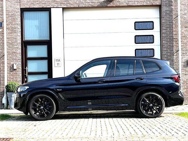 BMW X3 xDrive30e M-Sport All Black Pack Turbo 293 PK / Panodak / Head Up / Apple CarPlay / Laser Led / Leder M-Sport Int M Blauw Stiksels / Navi / 20" M-Sport Velg / NW Prijs ¤ 86512,- / 1e Eigenaar!