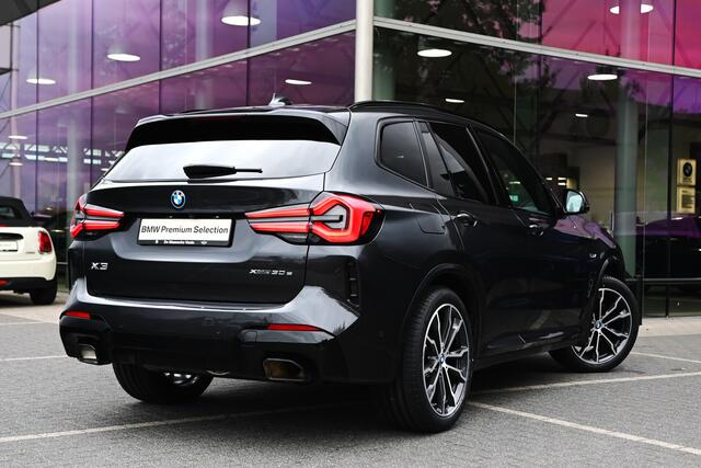 BMW X3 xDrive30e M Sport Automaat / Panoramadak / Trekhaak / Sportstoelen / Achteruitrijcamera / Laserlight / Comfort Access / Head-Up / Harman Kardon / Live Cockpit Professional