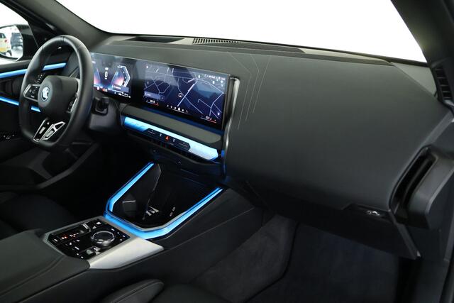 BMW X3 30e xDrive M-Sport / Pano / HUD / Pilot assist / HarmanKardon / Leder / Trekhaak / 360 camera