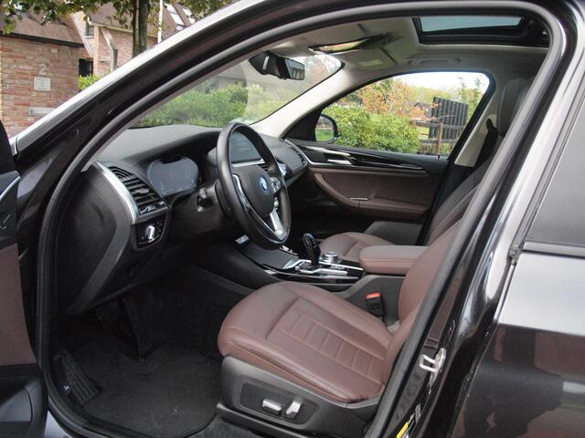BMW X3 iX3 Executive 80 kWh | Panoramadak | Camera | Trekhaak | Sfeerverlichting | Apple Carplay |