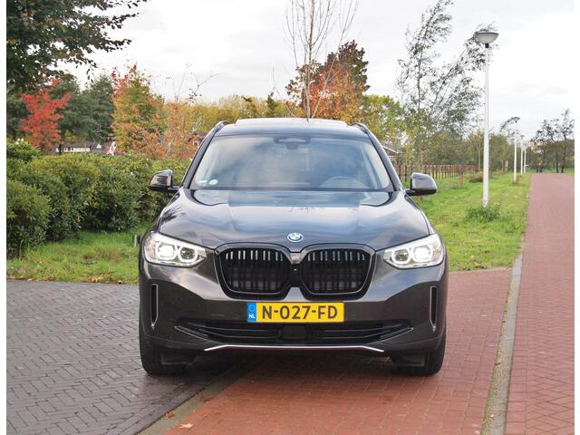 BMW X3 iX3 Executive 80 kWh | Panoramadak | Camera | Trekhaak | Sfeerverlichting | Apple Carplay |
