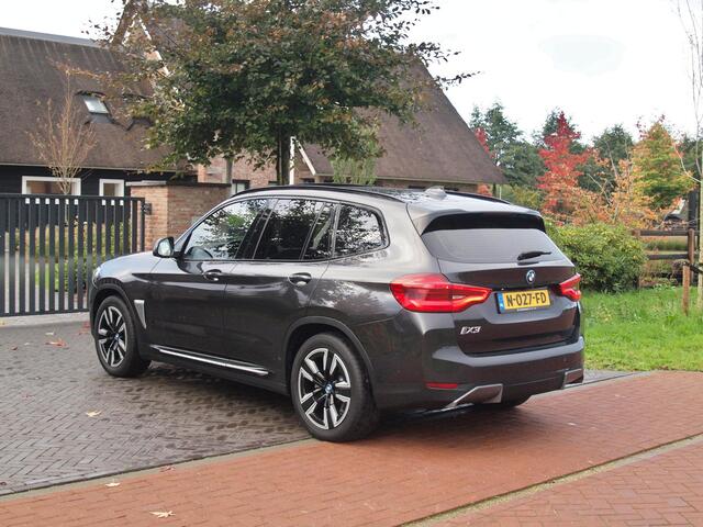 BMW X3 iX3 Executive 80 kWh | Panoramadak | Camera | Trekhaak | Sfeerverlichting | Apple Carplay |