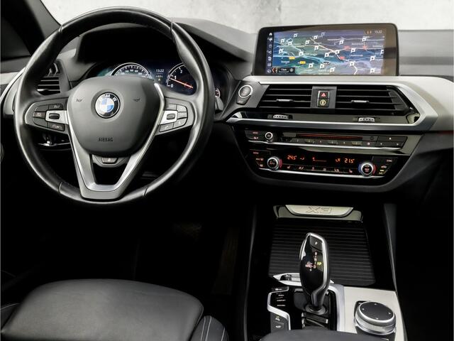 BMW X3 xDrive20i High Executive 184Pk Automaat (PANORAMADAK, HEAD-UP DISPLAY, GROOT NAVI, STUUR/STOELVERWARMING, ELEK SPORTSTOELEN, LEDER, ZWART HEMEL, GETINT GLAS, SFEERVERLICHTING, NIEUWSTAAT)