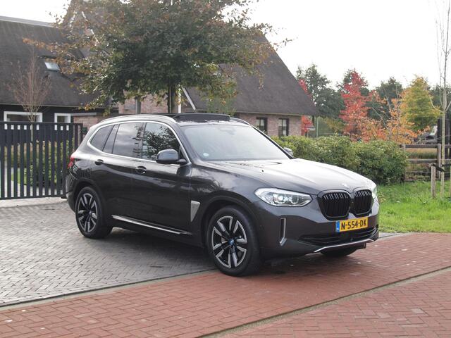 BMW X3 iX3 Executive 80 kWh | Panoramadak | Camera | Trekhaak | Sfeerverlichting | Apple Carplay |