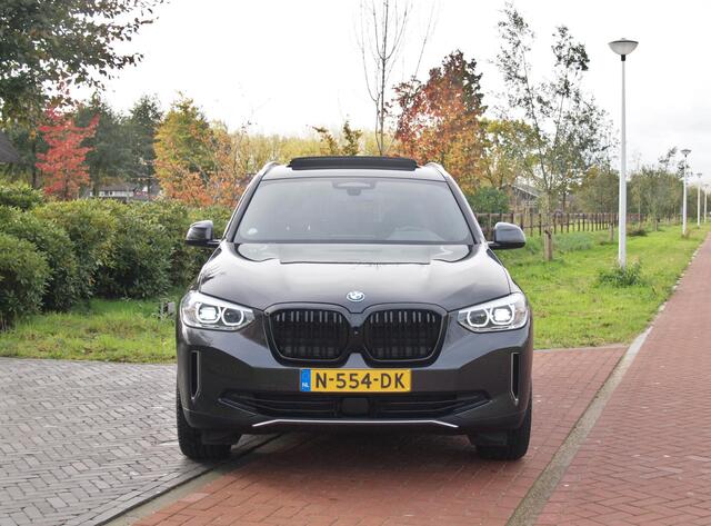 BMW X3 iX3 Executive 80 kWh | Panoramadak | Camera | Trekhaak | Sfeerverlichting | Apple Carplay |