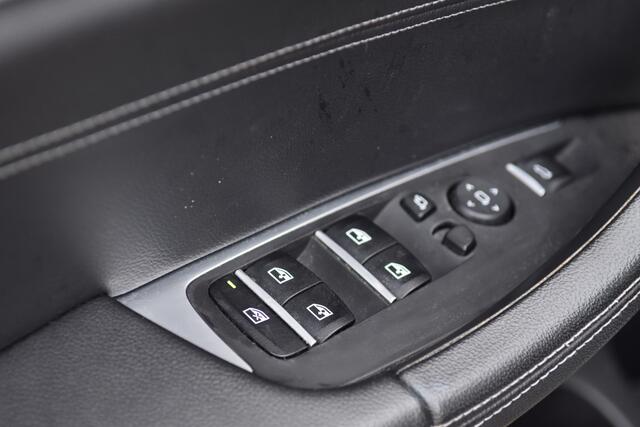 BMW X3 xDrive20i High Executive * Panoramadak * Sportstoelen met Memory * Trekhaak * Dealeronderhouden *