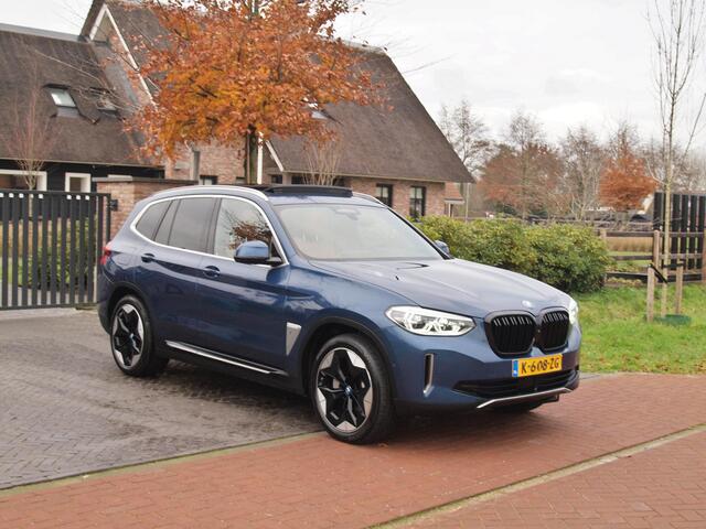 BMW X3 iX3 High Executive 80 kWh | Panoramadak | 360 Camera | Trekhaak | Sfeerverlichting | Head-Up Display | Harman Kardon |