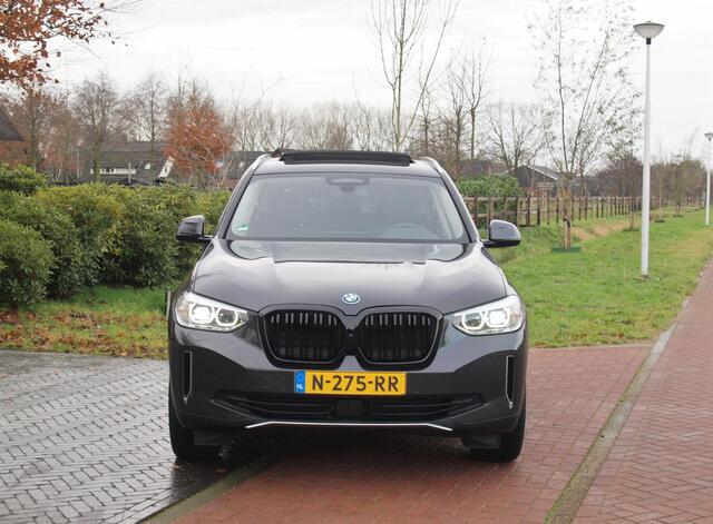 BMW X3 iX3 Executive 80 kWh | Panoramadak | Camera | Sfeerverlichting | Apple Carplay |