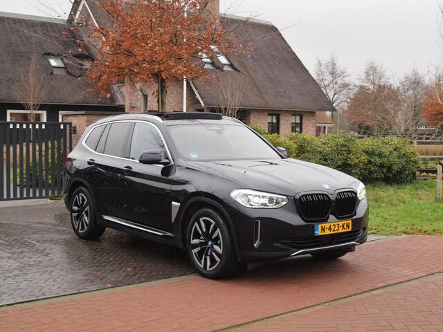 BMW X3 iX3 Executive 80 kWh | Panoramadak | Camera | Apple Carplay | Sfeerverlichting |