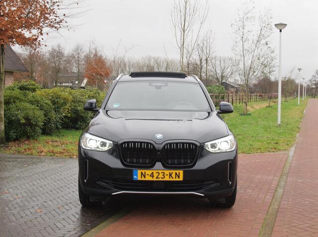 BMW X3 iX3 Executive 80 kWh | Panoramadak | Camera | Apple Carplay | Sfeerverlichting |