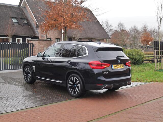 BMW X3 iX3 Executive 80 kWh | Panoramadak | Camera | Apple Carplay | Sfeerverlichting |