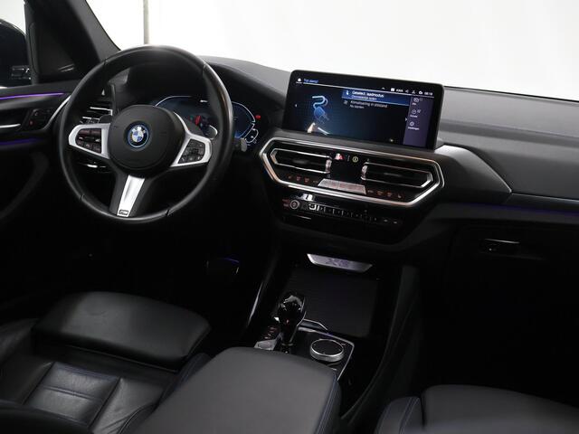 BMW X3 xDrive30e High Executive | M-Pakket | Trekhaak | Sportstoelen | Panoramadak | HUD | Harman/Kardon Audio | Adaptieve Cruise Control | Ele. verstelbare stoelen + geheugen | 360 Camera | DAB | Apple CarPlay/ Android Auto |