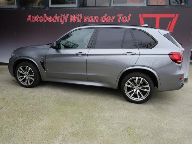BMW X5 xDrive50i HIGH EXECUTIVE | M-SPORT | SOFTCLOSE | PANO | TREKHAAK | H/K | STANDKACHEL | UNIEK!!