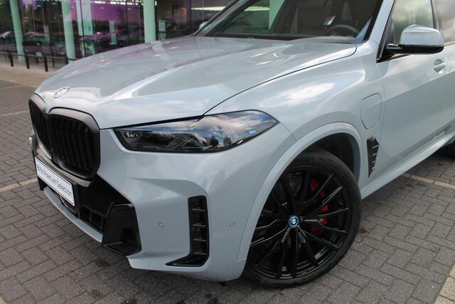 BMW X5 xDrive50e High Executive M Sport Automaat / Panoramadak / Trekhaak / Soft-Close / Adaptief onderstel / Comfort Access / Stoelverwarming / Adaptieve LED / Parking Assistant Professional / Harman Kardon