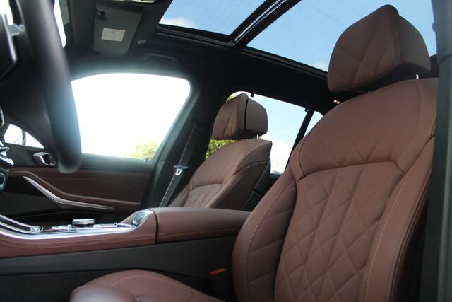 BMW X5 xDrive50e High Executive M Sport Automaat / Panoramadak / Trekhaak / Soft-Close / Adaptief onderstel / Comfort Access / Stoelverwarming / Adaptieve LED / Parking Assistant Professional / Harman Kardon