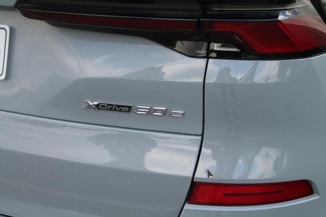 BMW X5 xDrive50e High Executive M Sport Automaat / Panoramadak / Trekhaak / Soft-Close / Adaptief onderstel / Comfort Access / Stoelverwarming / Adaptieve LED / Parking Assistant Professional / Harman Kardon