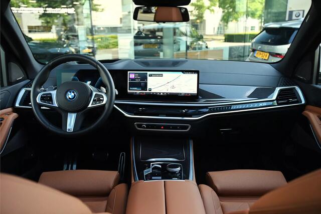 BMW X5 xDrive50e High Executive M Sport Automaat / Panoramadak / Trekhaak / Sportstoelen / Comfort Access / Adaptief onderstel / Stoelverwarming / Adaptieve LED / Parking Assistant Professional / Harman Kardon