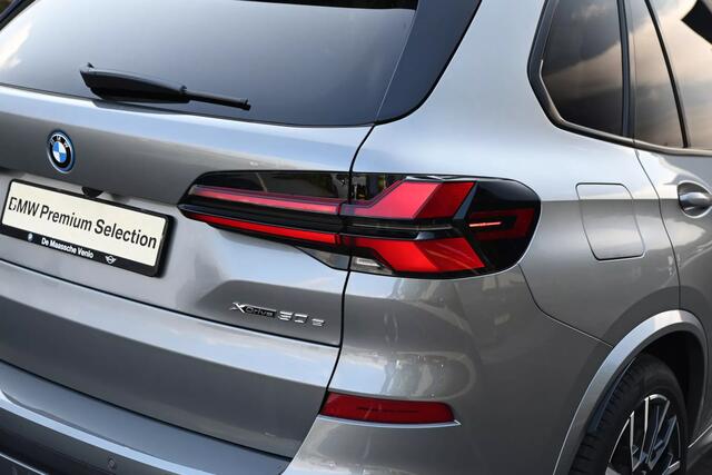 BMW X5 xDrive50e High Executive M Sport Automaat / Panoramadak / Trekhaak / Sportstoelen / Comfort Access / Adaptief onderstel / Stoelverwarming / Adaptieve LED / Parking Assistant Professional / Harman Kardon
