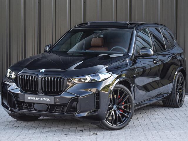 BMW X5 xDrive50e | M-SPORT | ICONIC GLOW | COMFORT ACCESS | CARBON INLEG | SOFT-CLOSE | TREKHAAK | PANORAMADAK | COMFORT SEATS | ADAPTIVE LED | ACTIVE CRUISE | HARMAN/KARDON | ALCANTARA HEMEL | HEAD-UP
