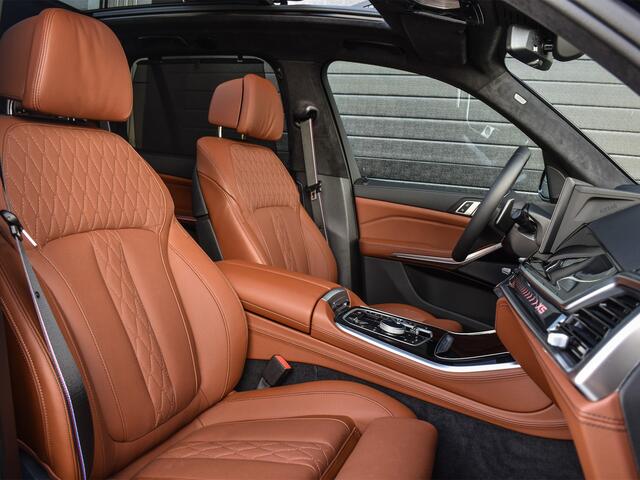 BMW X5 xDrive50e | M-SPORT | ICONIC GLOW | COMFORT ACCESS | CARBON INLEG | SOFT-CLOSE | TREKHAAK | PANORAMADAK | COMFORT SEATS | ADAPTIVE LED | ACTIVE CRUISE | HARMAN/KARDON | ALCANTARA HEMEL | HEAD-UP