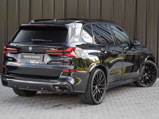 BMW X5 xDrive50e | M-SPORT | ICONIC GLOW | COMFORT ACCESS | CARBON INLEG | SOFT-CLOSE | TREKHAAK | PANORAMADAK | COMFORT SEATS | ADAPTIVE LED | ACTIVE CRUISE | HARMAN/KARDON | ALCANTARA HEMEL | HEAD-UP