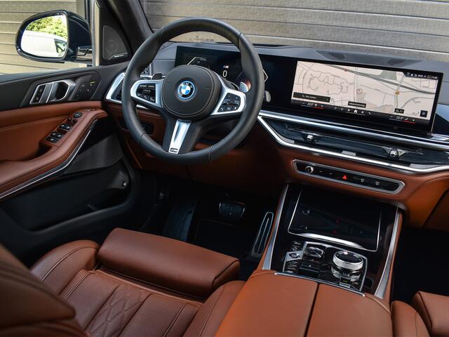 BMW X5 xDrive50e | M-SPORT | ICONIC GLOW | COMFORT ACCESS | CARBON INLEG | SOFT-CLOSE | TREKHAAK | PANORAMADAK | COMFORT SEATS | ADAPTIVE LED | ACTIVE CRUISE | HARMAN/KARDON | ALCANTARA HEMEL | HEAD-UP