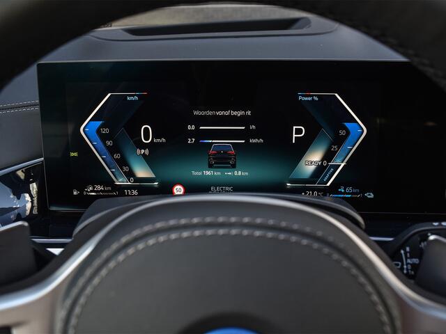 BMW X5 xDrive50e | M-SPORT | ICONIC GLOW | COMFORT ACCESS | CARBON INLEG | SOFT-CLOSE | TREKHAAK | PANORAMADAK | COMFORT SEATS | ADAPTIVE LED | ACTIVE CRUISE | HARMAN/KARDON | ALCANTARA HEMEL | HEAD-UP