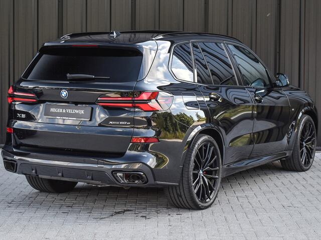 BMW X5 xDrive50e | M-SPORT | ICONIC GLOW | COMFORT ACCESS | CARBON INLEG | SOFT-CLOSE | TREKHAAK | PANORAMADAK | COMFORT SEATS | ADAPTIVE LED | ACTIVE CRUISE | HARMAN/KARDON | ALCANTARA HEMEL | HEAD-UP