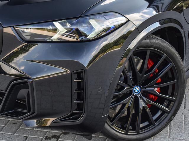 BMW X5 xDrive50e | M-SPORT | ICONIC GLOW | COMFORT ACCESS | CARBON INLEG | SOFT-CLOSE | TREKHAAK | PANORAMADAK | COMFORT SEATS | ADAPTIVE LED | ACTIVE CRUISE | HARMAN/KARDON | ALCANTARA HEMEL | HEAD-UP