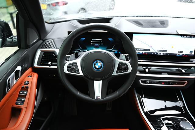BMW X5 xDrive50e High Executive M Sport Automaat / Panoramadak / Trekhaak / Soft-Close / Adaptief onderstel / Parking Assistant Professional / Comfort Access / Adaptieve LED / Harman Kardon