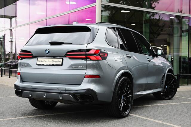 BMW X5 xDrive50e High Executive M Sport Automaat / Panoramadak / Trekhaak / Sportstoelen / Soft-Close / Parking Assistant Professional / Adaptief onderstel / Adaptieve LED / Harman Kardon