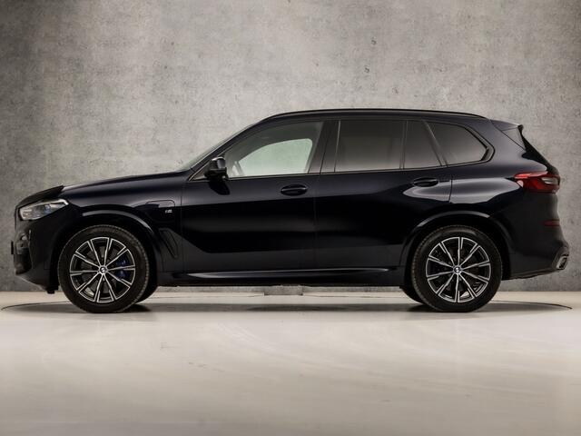 BMW X5 xDrive45e M Sport High Executive 395Pk Automaat (PANORAMADAK, APPLE CARPLAY, LUCHTVERING, HEAD-UP DISPLAY, HARMAN/KARDON, LASER KOPLAMPEN, COMFORTSTOELEN, LIVE COCKPIT PRO, ADAPTIVE CRUISE, NIEUWSTAAT)