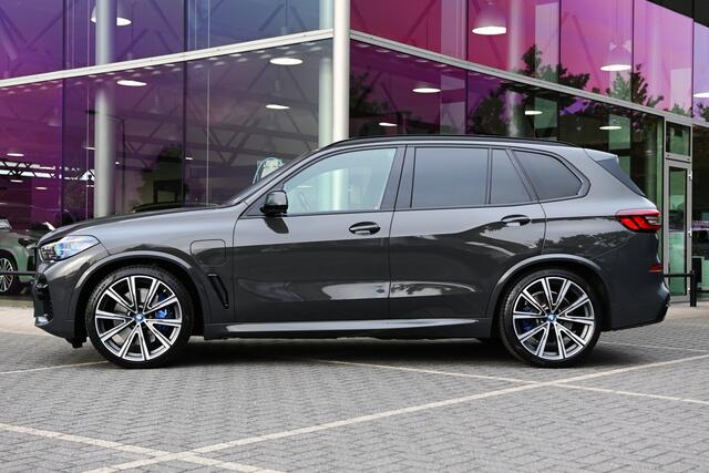 BMW X5 xDrive45e High Executive M Sport Automaat / Panoramadak / Trekhaak / Sportstoelen / Laserlight / Achteruitrijcamera / Soft-Close / Head-Up / Adaptief onderstel