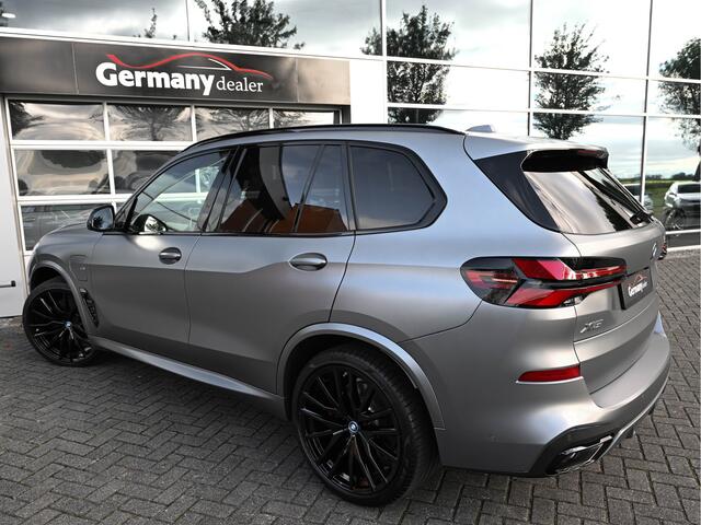 BMW X5 xDrive50e 489pk M-Sport Frozen Pure Grey Pano Zetels HUD 22-Inch H&K Softclose Lucht Tr.haak VOL!!!