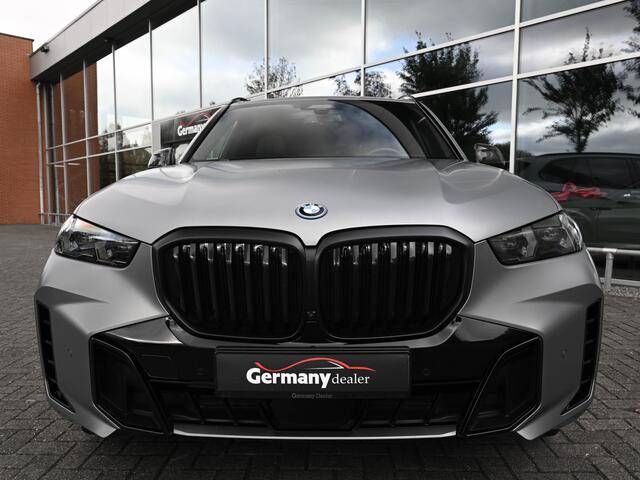 BMW X5 xDrive50e 489pk M-Sport Frozen Pure Grey Pano Zetels HUD 22-Inch H&K Softclose Lucht Tr.haak VOL!!!