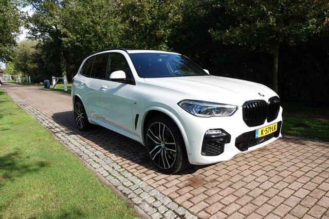 BMW X5 xDrive45e M-Sport High Executive | 22 Inch | Pano | Laser | Head up | H&K | Soft Close | Panorama-Glasdak | Sky Lounge | 1 eig Ned. Auto | verw beker houders.