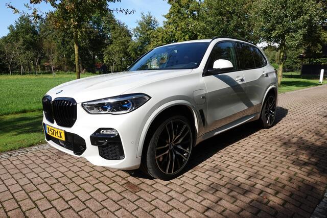 BMW X5 xDrive45e M-Sport High Executive | 22 Inch | Pano | Laser | Head up | H&K | Soft Close | Panorama-Glasdak | Sky Lounge | 1 eig Ned. Auto | verw beker houders.