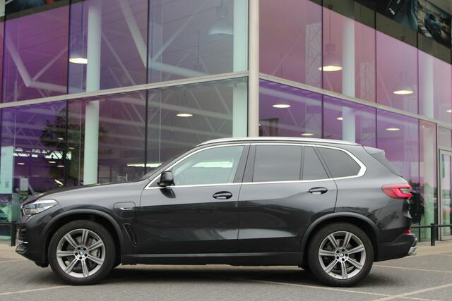 BMW X5 xDrive45e High Executive Automaat / Trekhaak / Sportstoelen / Achteruitrijcamera / Adaptief onderstel / Comfort Access / Adaptieve LED / Stoelverwarming / Live Cockpit Professional