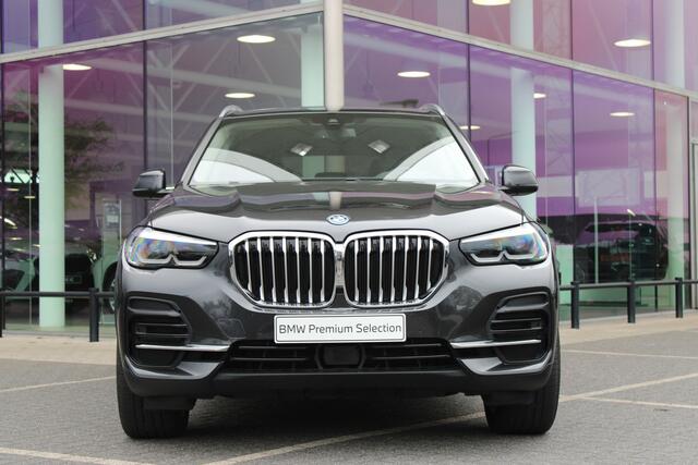 BMW X5 xDrive45e High Executive Automaat / Trekhaak / Sportstoelen / Achteruitrijcamera / Adaptief onderstel / Comfort Access / Adaptieve LED / Stoelverwarming / Live Cockpit Professional