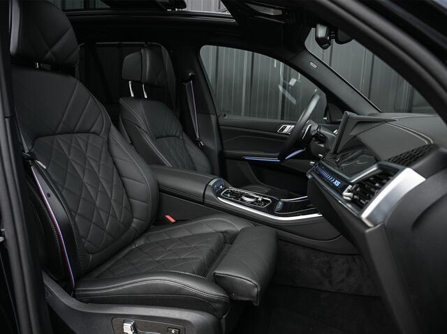 BMW X5 XDRIVE 50e | M-SPORT PRO | PANORAMADAK | AMBIANCE INTEIRUER | ACTIVE CRUISE | ICONIC GLOW | CARBON BLACK | COMFORT ACCESS | COMFORT SEATS | SHADOW LINE | PANO | LUCHTVERING | 360 CAMERA | HEAD-UP | STUUR- EN STOELVERWARMING | HARMAN/KARDON